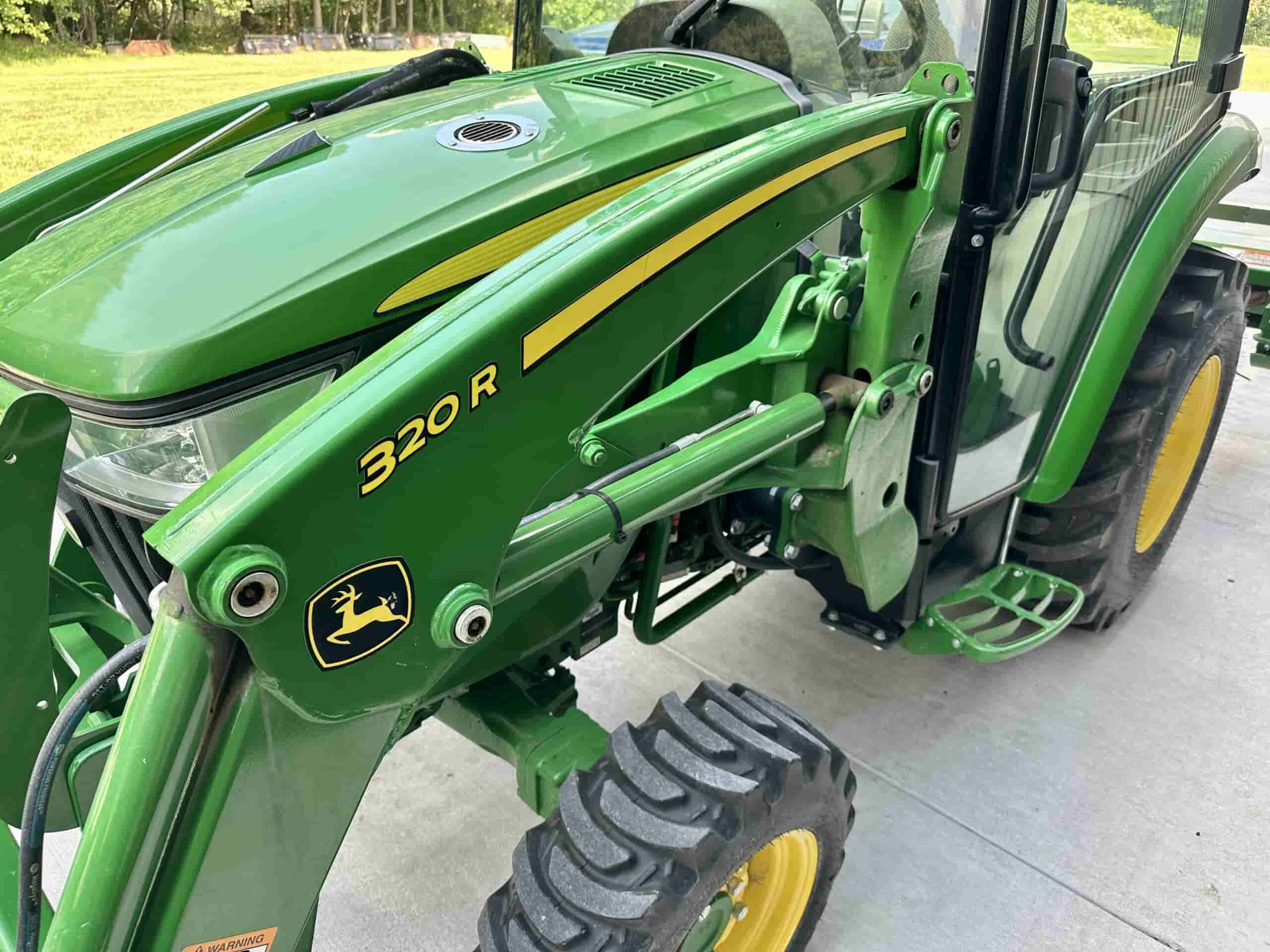 2020 John Deere 3033R
